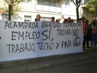 Pancarta a la manifestació al SOC de Terrassa // Foto: Daniel Arús