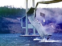 Pont de Tacoma Narrows en el moment de colapsar // Imatge de Wikimedia Commons