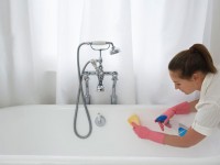 Como limpiar una bañera, consejos // Imatge Xavier Cadalso