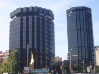 Edificis de CaixaBank a Barcelona // Imatge del web Wikimedia Commons (Foto: Jordi Ferrer)