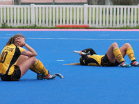 Dessolació en les noies de l'Atlètic Terrassa al final del partit contra el Tenis // Foto: Jordi Pi-ATHC
