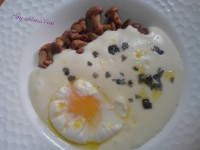 Huevo en flor, espuma de patata trufada y salteado de rebozuelos // Imatge Hoy cocina Vivi