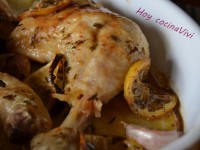 Pollo asado con limón, estragón y ajo con rodajas de patatas asadas // Imatge Hoy cocina Vivi