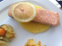Salmón al albariño con piña y limón // Imatge Menjar a Cala Blanca